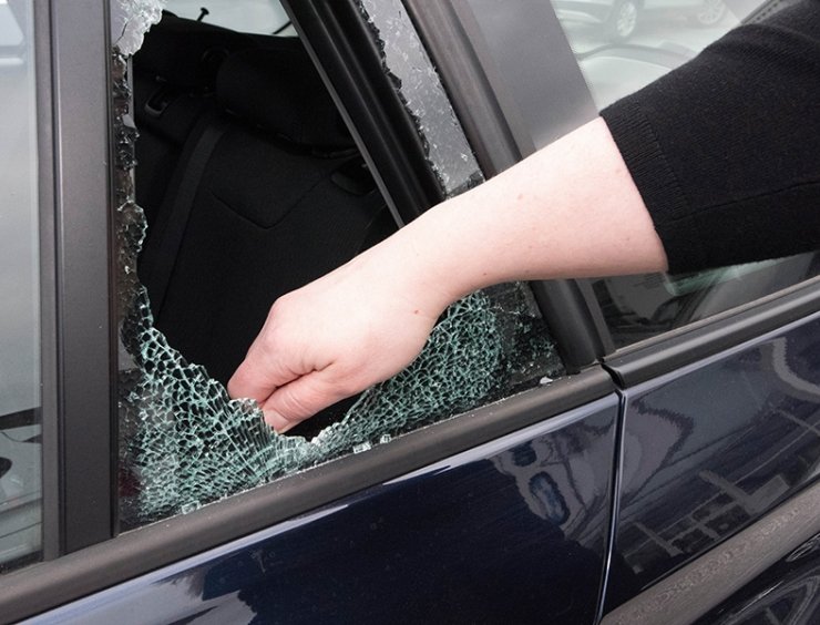 Vetri rotti a causa di furto d'auto