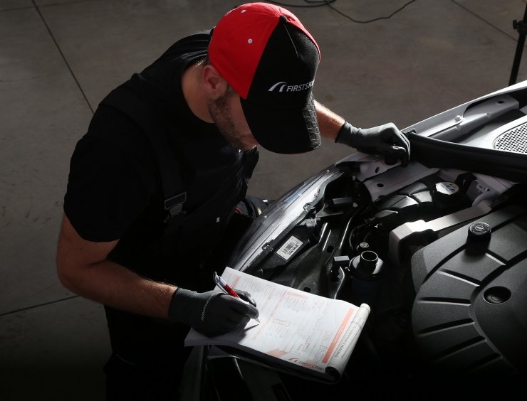 meccanico effettua un controllo