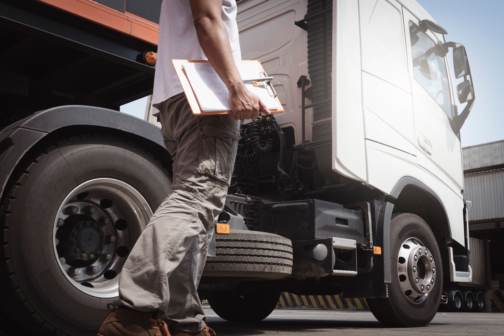 Monitoraggio pressione pneumatici: come effettuarlo correttamente