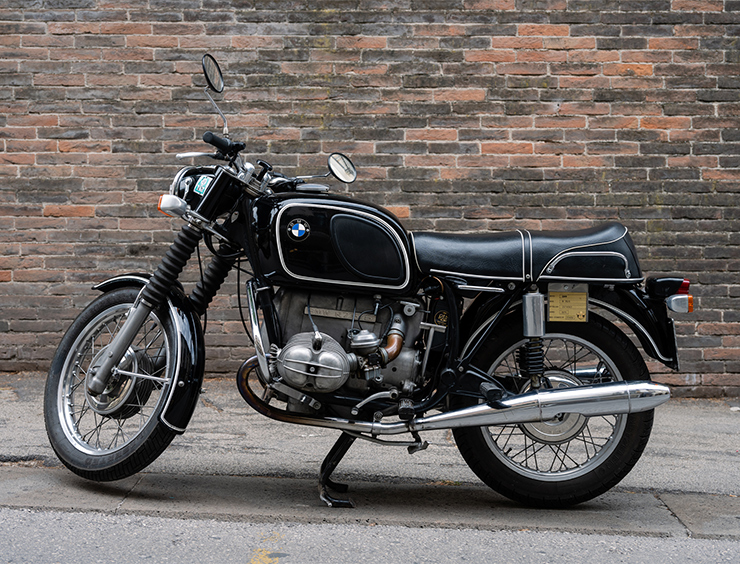 motociclista con casco si allaccia i guanti