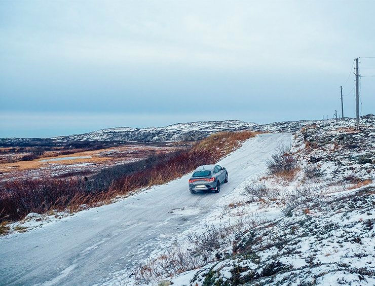 Come guidare sulla neve in salita