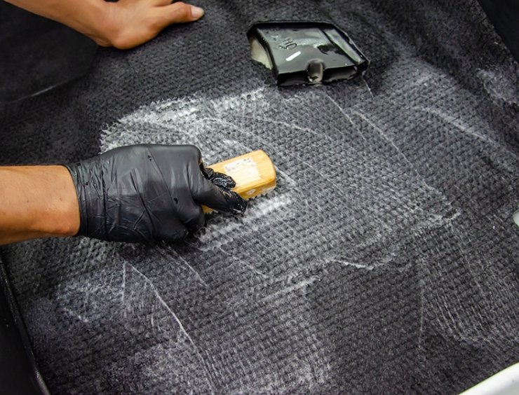 Curare i tappetini dell-auto