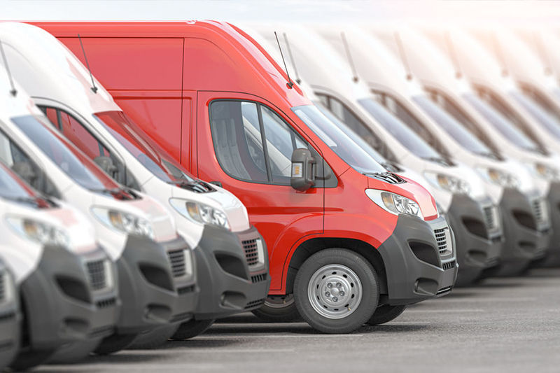 camion rossi e bianchi parcheggiati