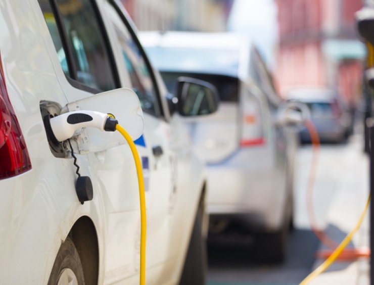auto elettrica in ricarica
