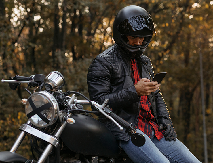 casco appoggiato su di uno scooter