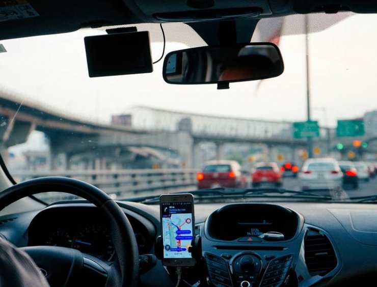parabrezza di un auto con telecamera e portatelefono montati