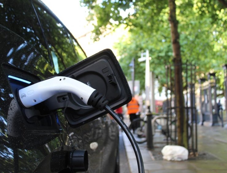 caricamento auto elettrica