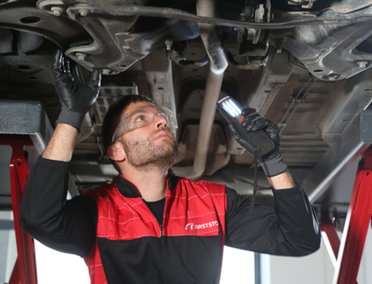 ispezione sutto una vettura