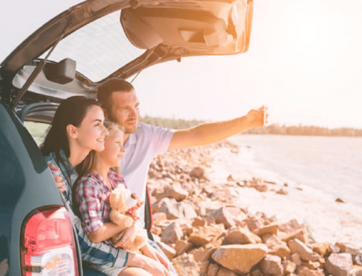 Famiglia con bambini in viaggio