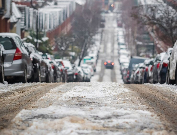 Come guidare sulla neve in discesa 