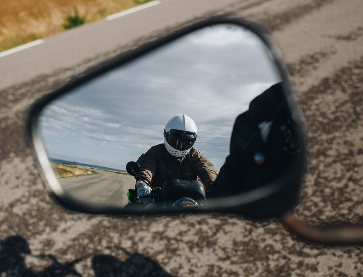 Come vanno posizionati gli specchietti della moto?