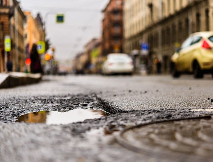 strada sconnessa con buche