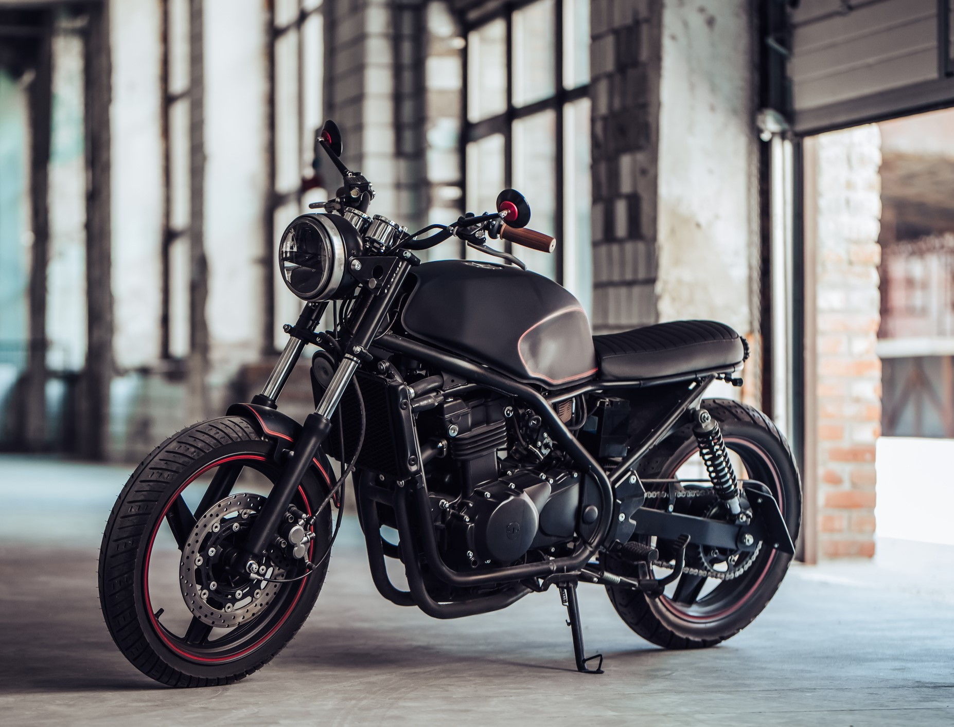 motociclista si allaccia il casco