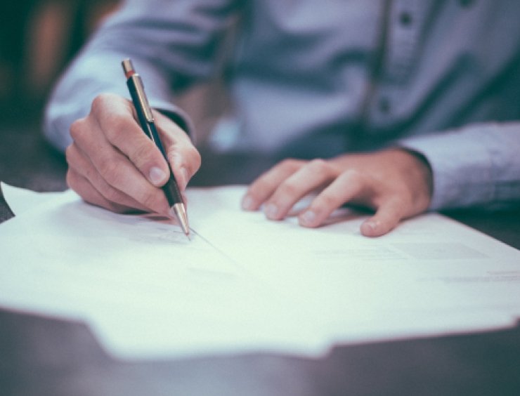 mano che firma un documento