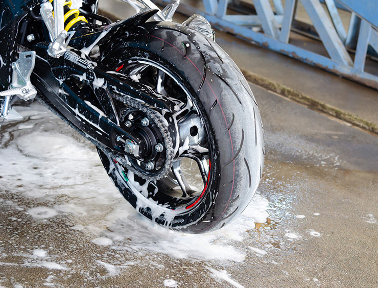 lavaggio di una moto