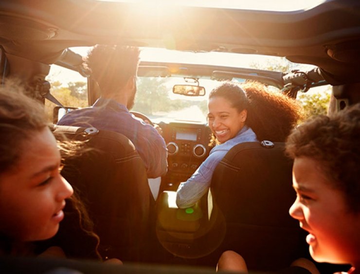 famiglia in viaggio in un'auto