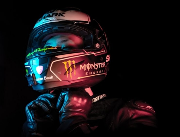 motociclista si allaccia il casco