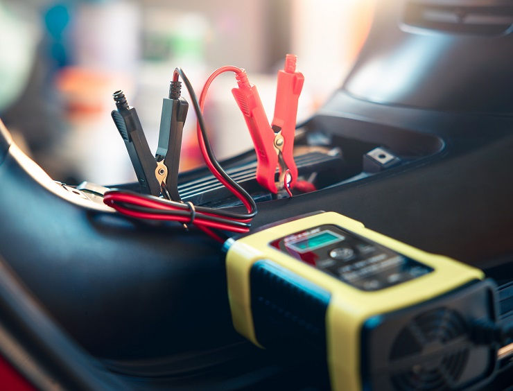 Come non far scaricare la batteria della moto ferma?