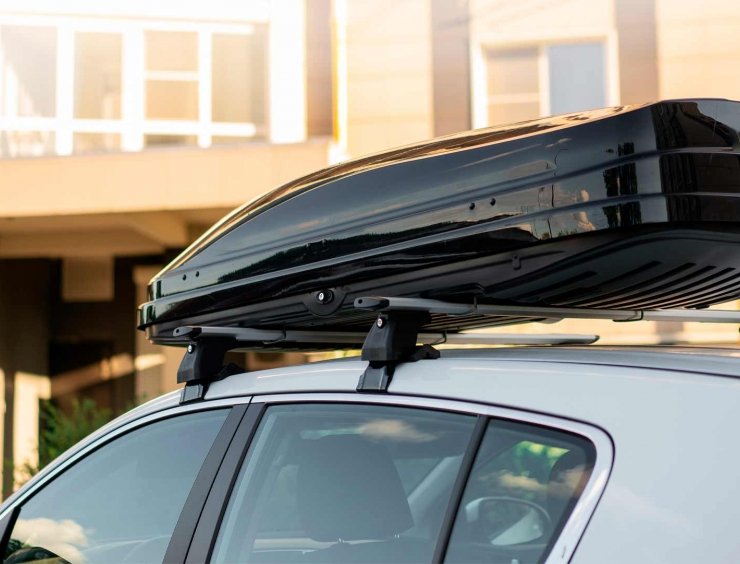 portabagagli fissato sul tetto di un'auto