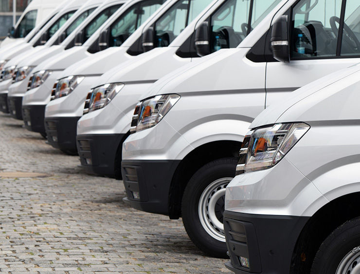 camion rossi e bianchi parcheggiati