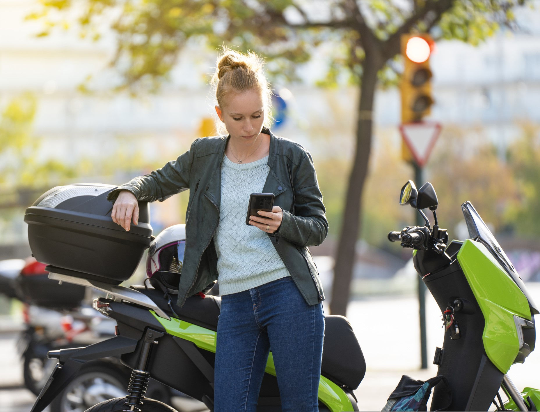 casco appoggiato su di una moto