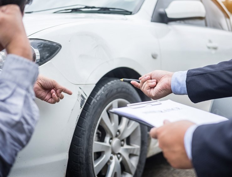 Perito assicurativo esamina danni