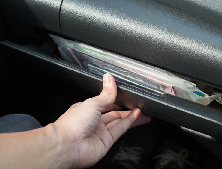 documenti dell'auto nella cassettiera