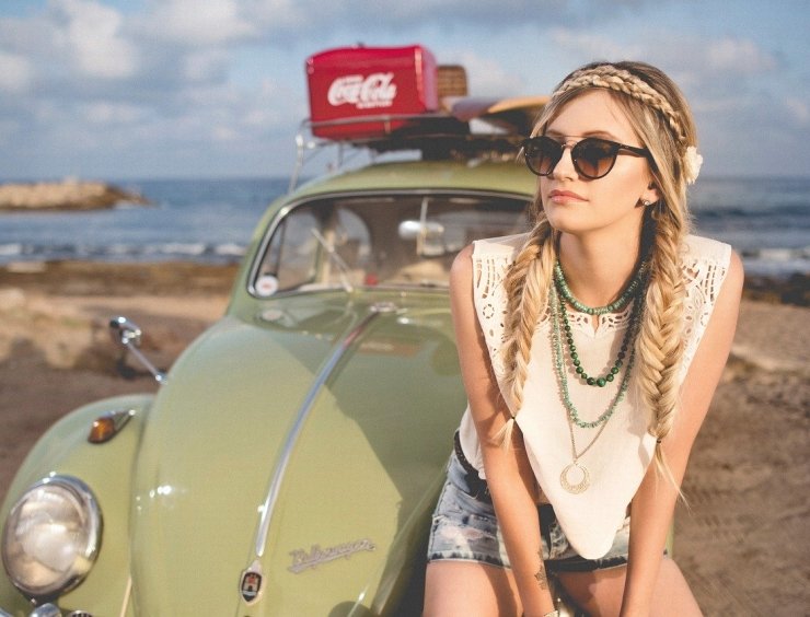 Donna in viaggio con un maggiolino