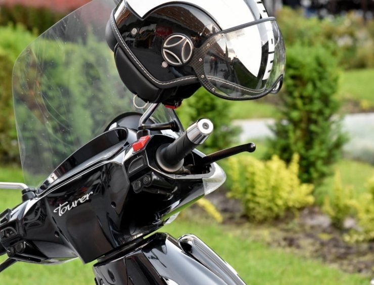 casco appoggiato su di uno scooter