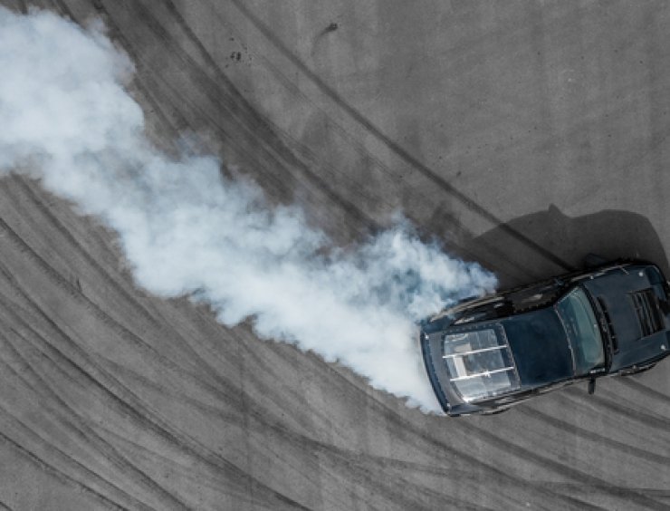 auto in derapata con sovrasterzo