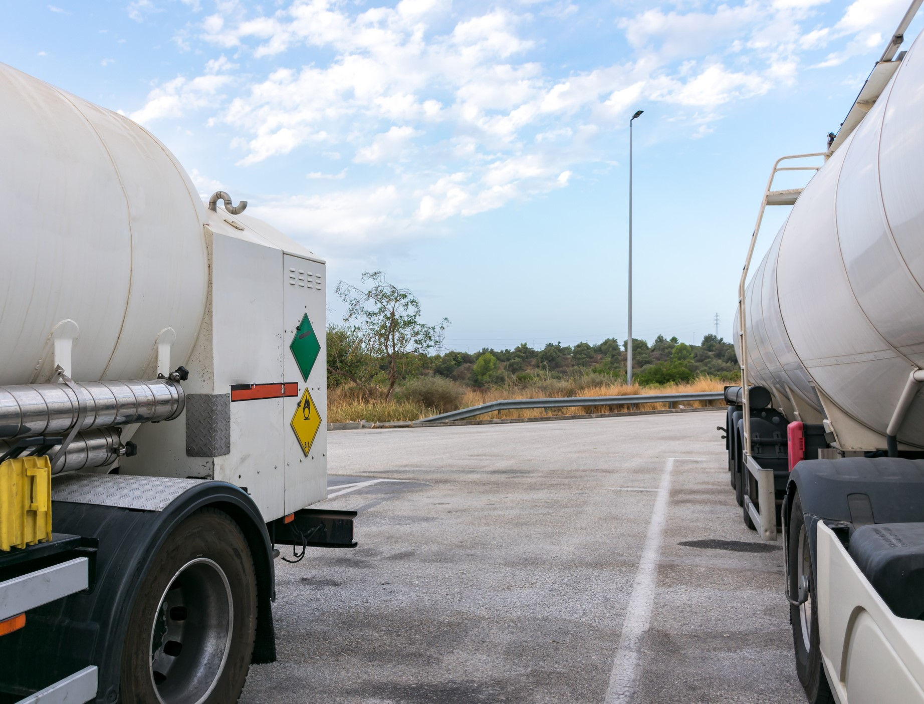 uomo consulta uno smartphone