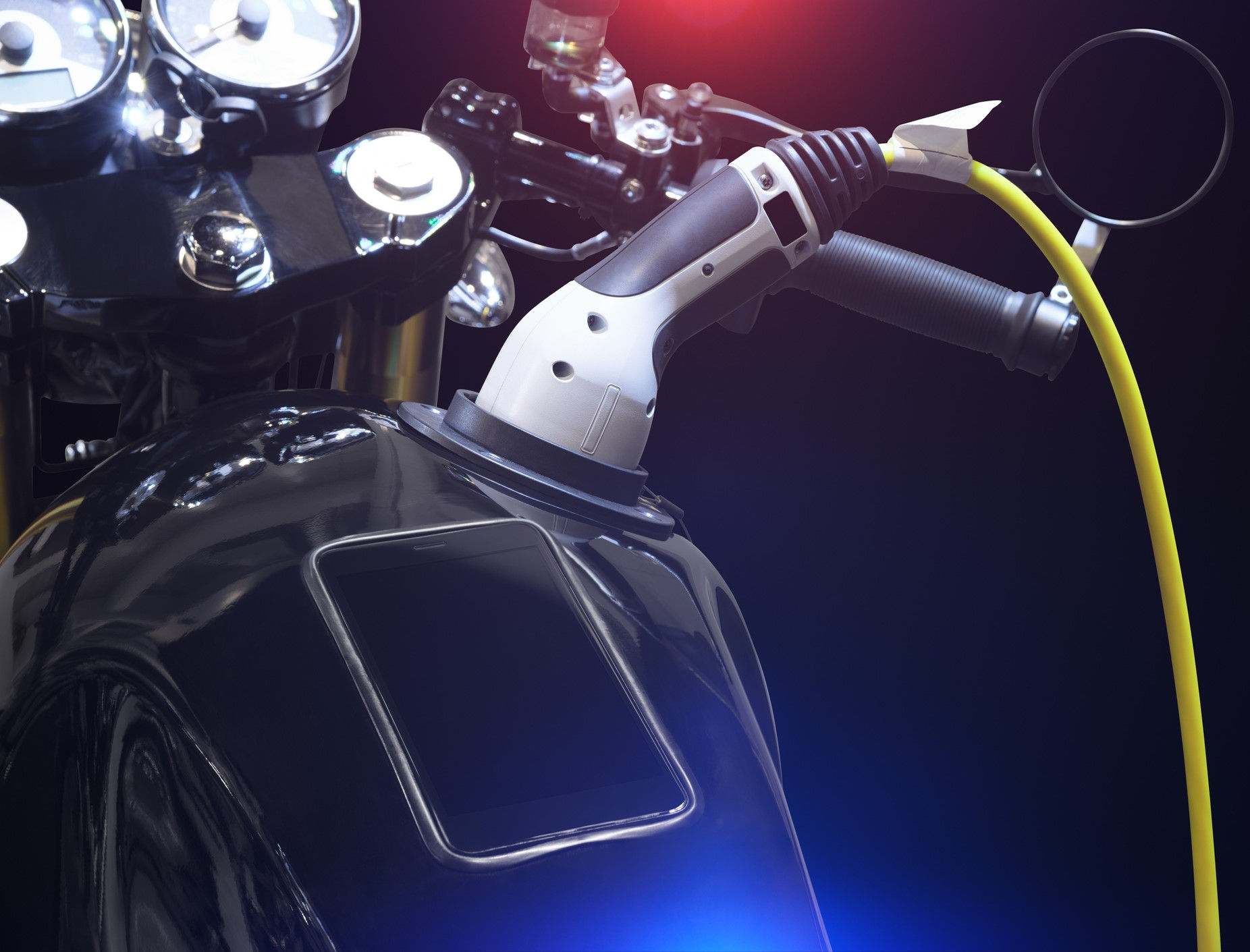 casco appoggiato su di una moto