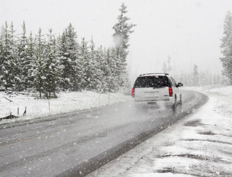 auto in moto durante una nevicata