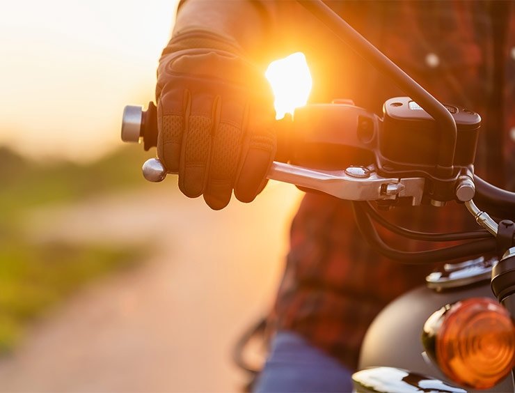 Come frenare in curva con la moto