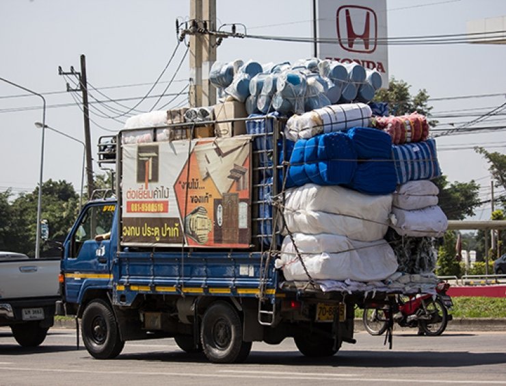camion con carischi sporgenti