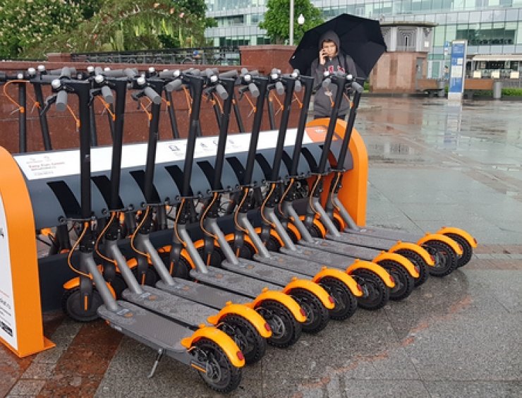 monopattini condivisi parcheggiati