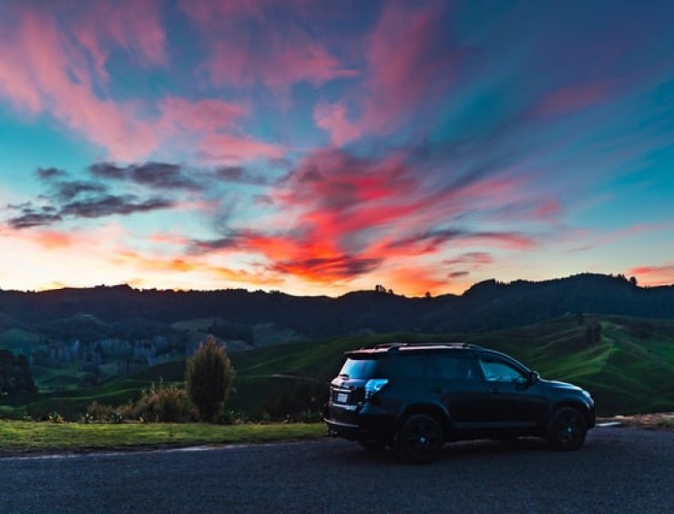 auto elettrica in viaggio al tramonto