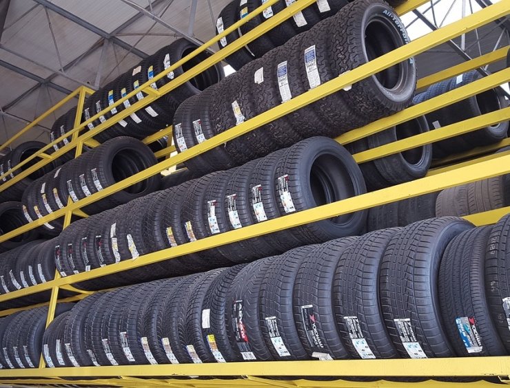 magazzino con nuovi pneumatici stoccati
