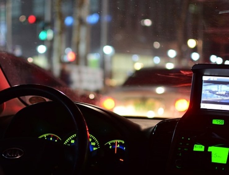 Cruscotto di un auto di notte