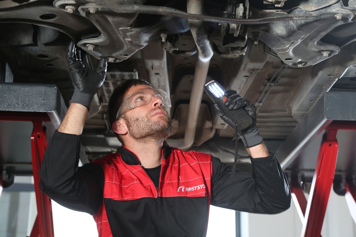 Come cambiare i pneumatici forati: i 10 step