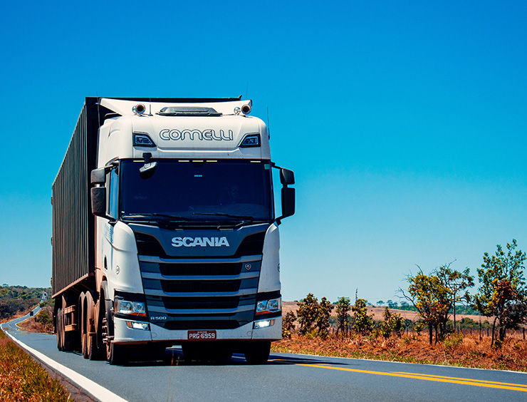camion su una strada di campagna