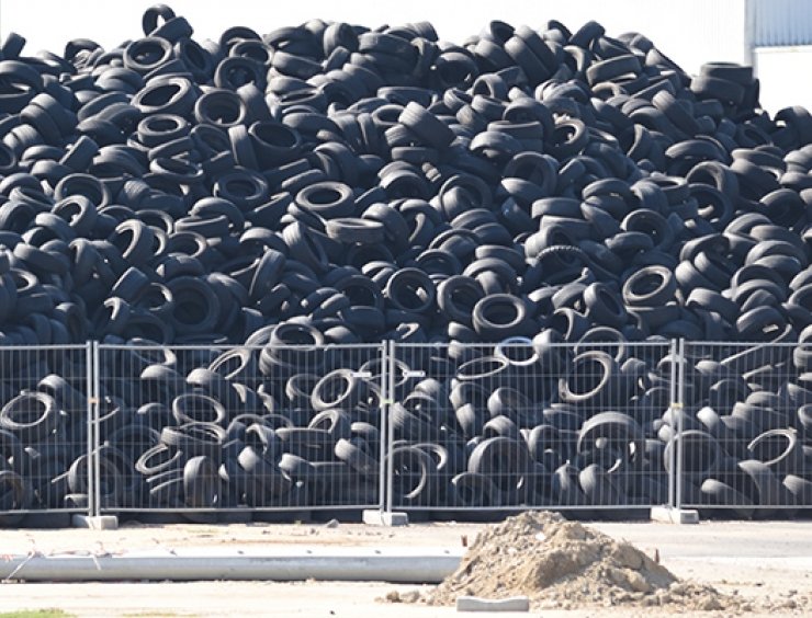 montagna di pneumatici usati