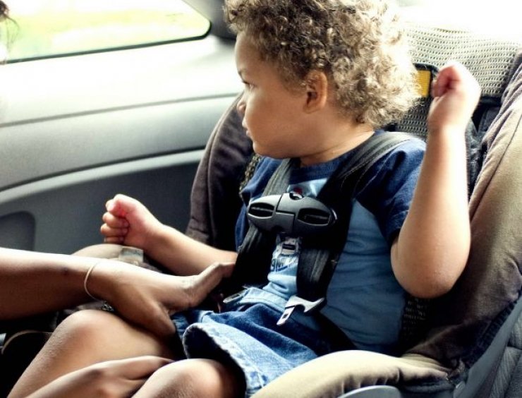 bimba assicurata al seggiolino