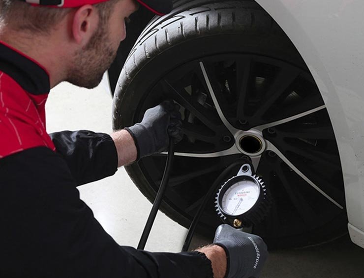 misurazione della pressione di un pneumatico