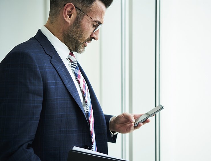 uomo consulta uno smartphone