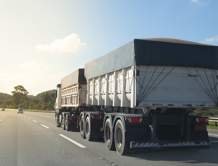 camion con rimorchio in viaggio