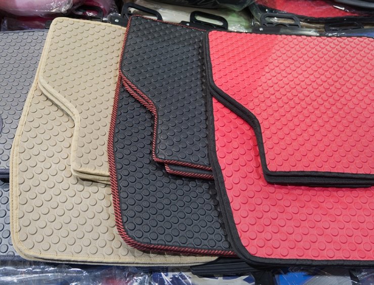 Tappeti dell'auto in gomma