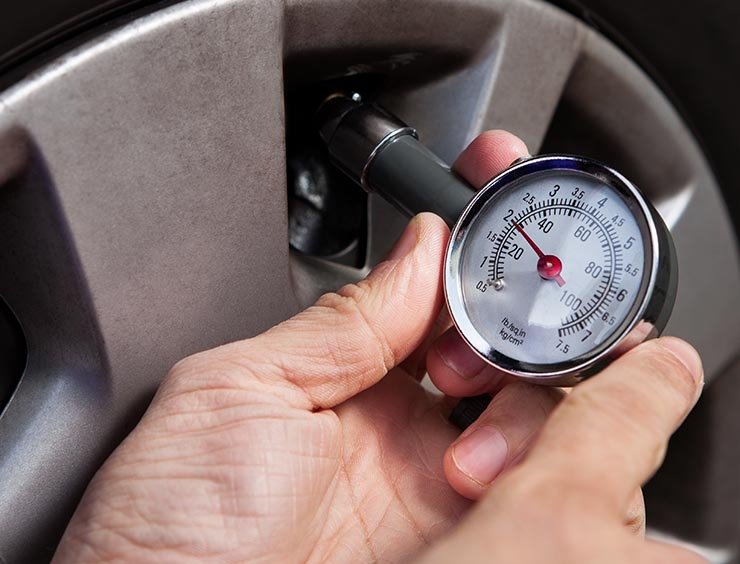 misurazione della pressione di un pneumatico