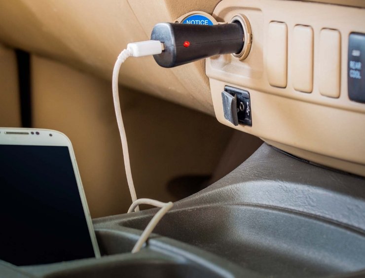 caricatore connesso a presa accendisigari 12V