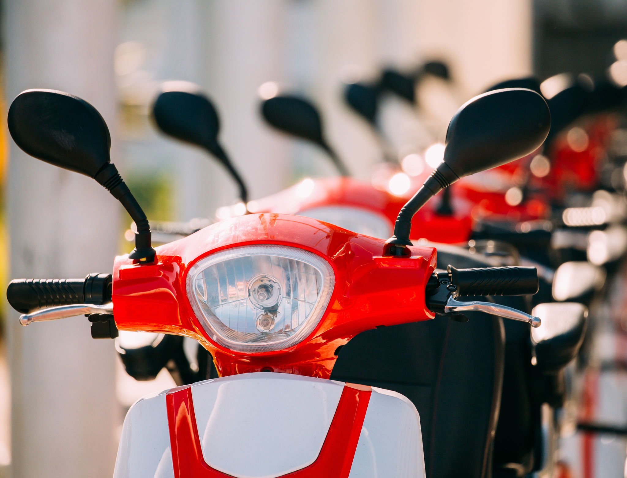 motociclista si allaccia il casco